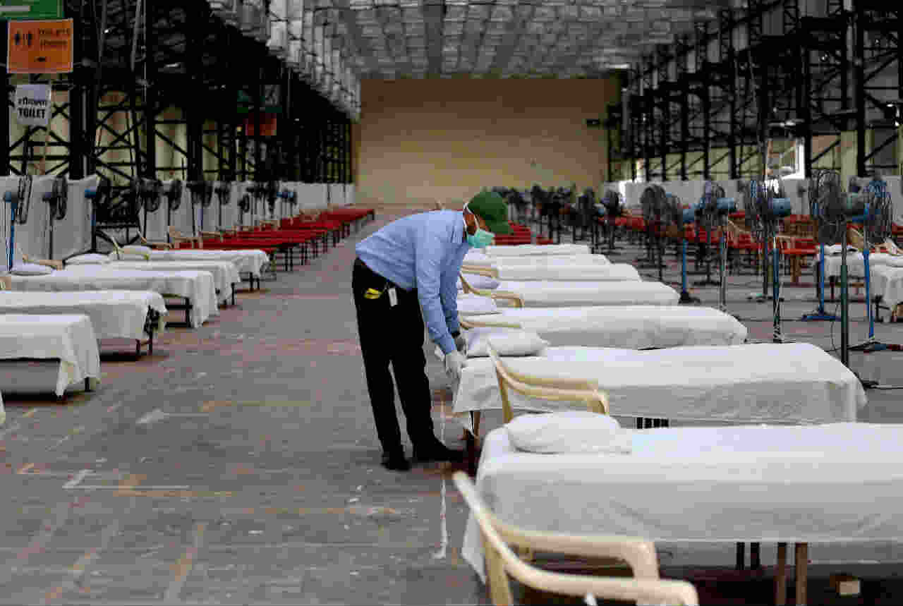मोठ्या गोडाऊनमध्ये क्वारंटाइनची सोय करण्यात आल्यानं, उकाड्याचा त्रास होऊ नये म्हणून प्रत्येक बेडसोबत एका पंख्याची सोय करण्यात आली आहे.