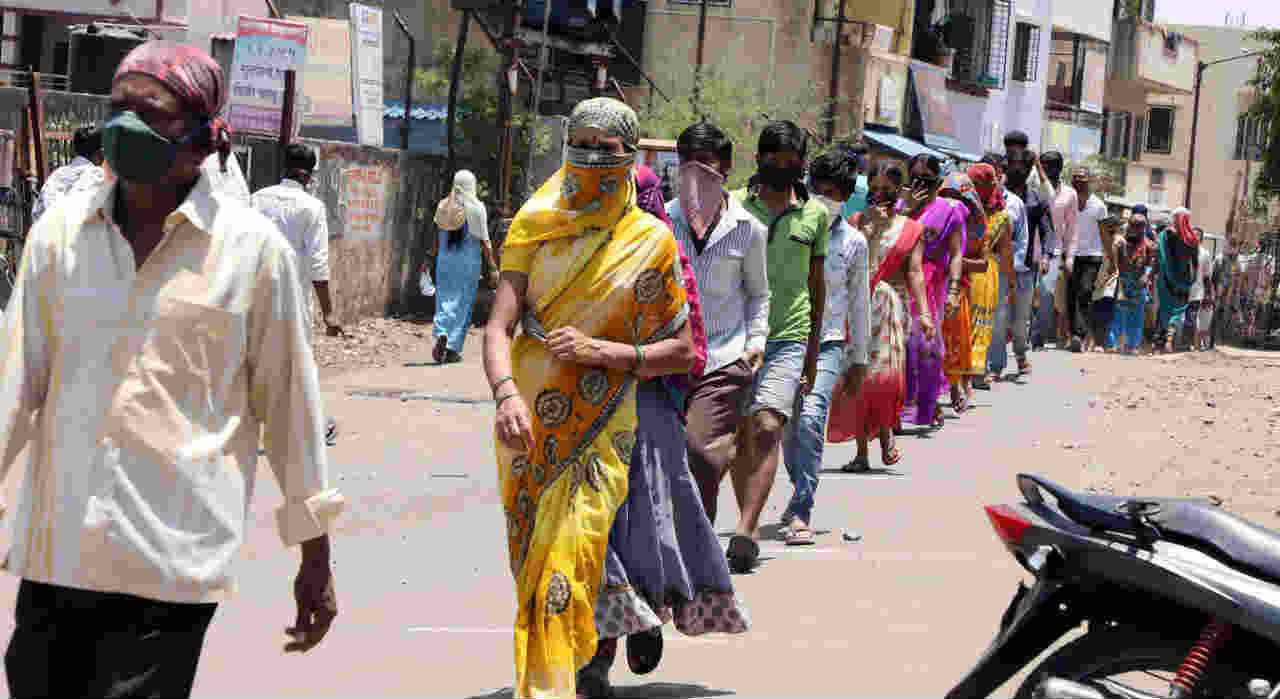 १) पुणे : लॉकडाउनमुळं पुण्यात अडकून पडलेल्या काही स्थलांतरित कामगारांची कात्रज भागातील सच्चाई माता मंदिर भागात राहण्याची व्यवस्था करण्यात आली आहे. (सर्व छायाचित्र - पवन खेंगरे)
