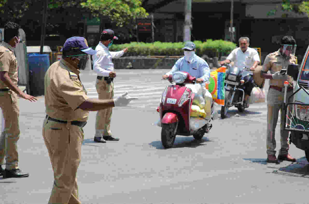 दत्तवाडी पोलिसांनी आपल्या चेहऱ्यावर प्लॅस्टिकपासून बनवलेले फेस प्रोटेक्शन शिल्ड वापरण्यास सुरुवात केली आहे.