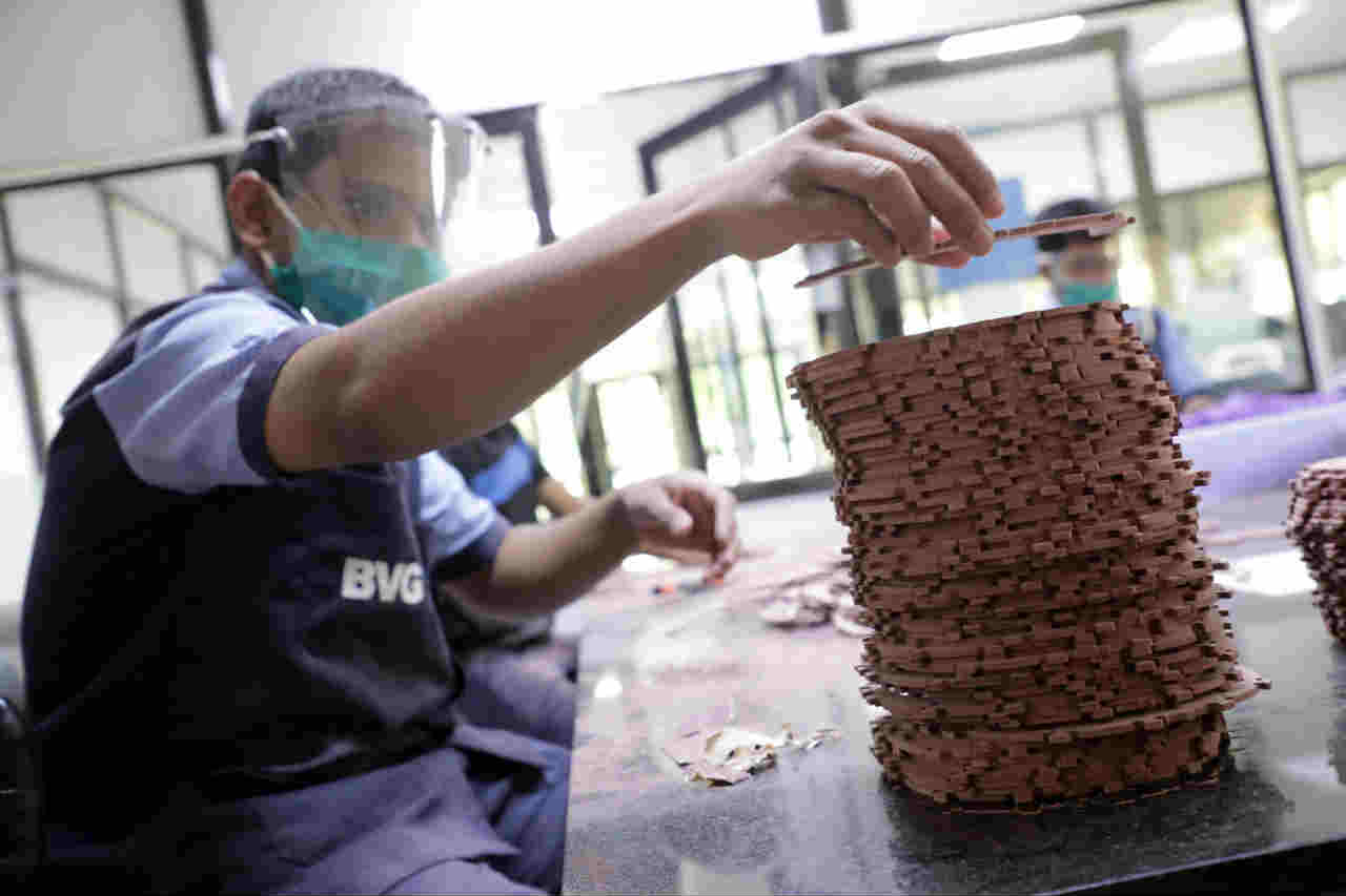 तोंडाला लावण्यात येणाऱ्या कपड्याच्या मास्कवरुन ते चेहऱ्यावर लावायचे असते. त्यामुळे डोक्यापासून संपूर्ण चेहऱ्याचे विषाणूंपासून संरक्षण होते.