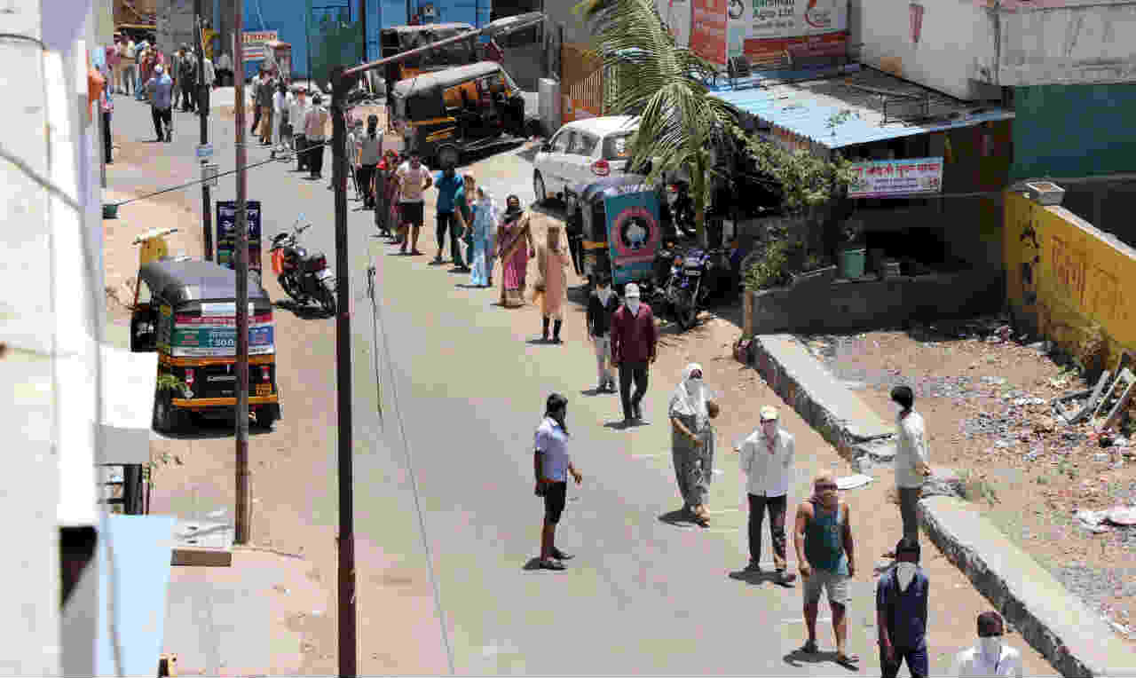 विशिष्ट अंतरावर रेषा आखून त्याप्रमाणे या कामगारांना उभं राहण्यास सांगण्यात येत होतं.