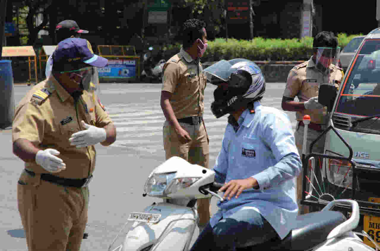 पुणे शहरात विविध भागात वाहतूक पोलिसांनी आपल्या चेहऱ्याला हे उपकरण लावल्याचे दिसून आले.