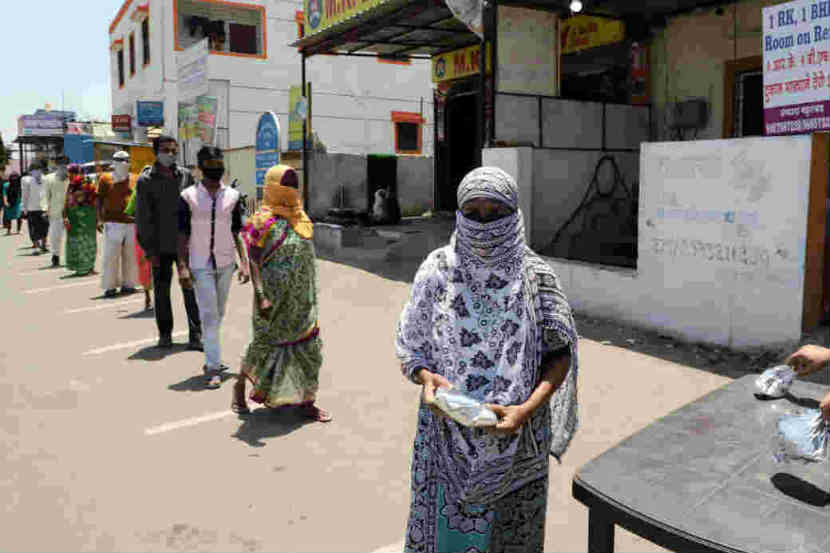 या जेवणाची पाकिटं घेण्यासाठी कामगारांनी भर उन्हात अशी रांग लावली होती.