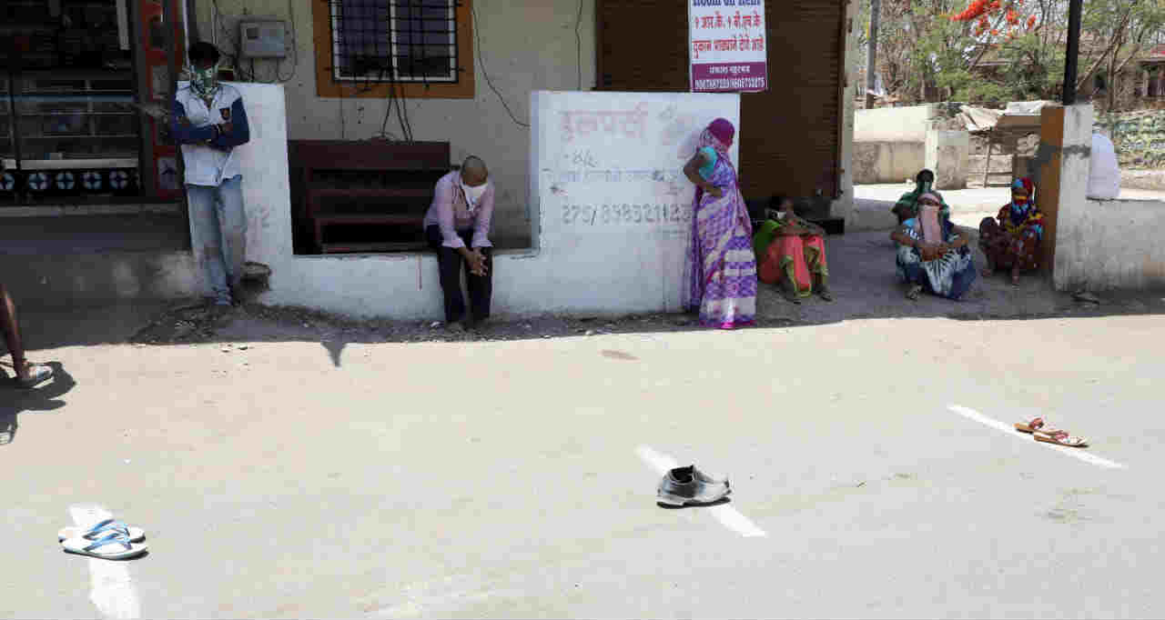 अनेकांनी उन्हाचा त्रास होत असल्याने बाजूच्या घरांच्या पडव्यांचा आसरा घेतला. यावेळी त्यांनी आपल्या पायातील चपला नंबरसाठी लावून ठेवल्या होत्या.