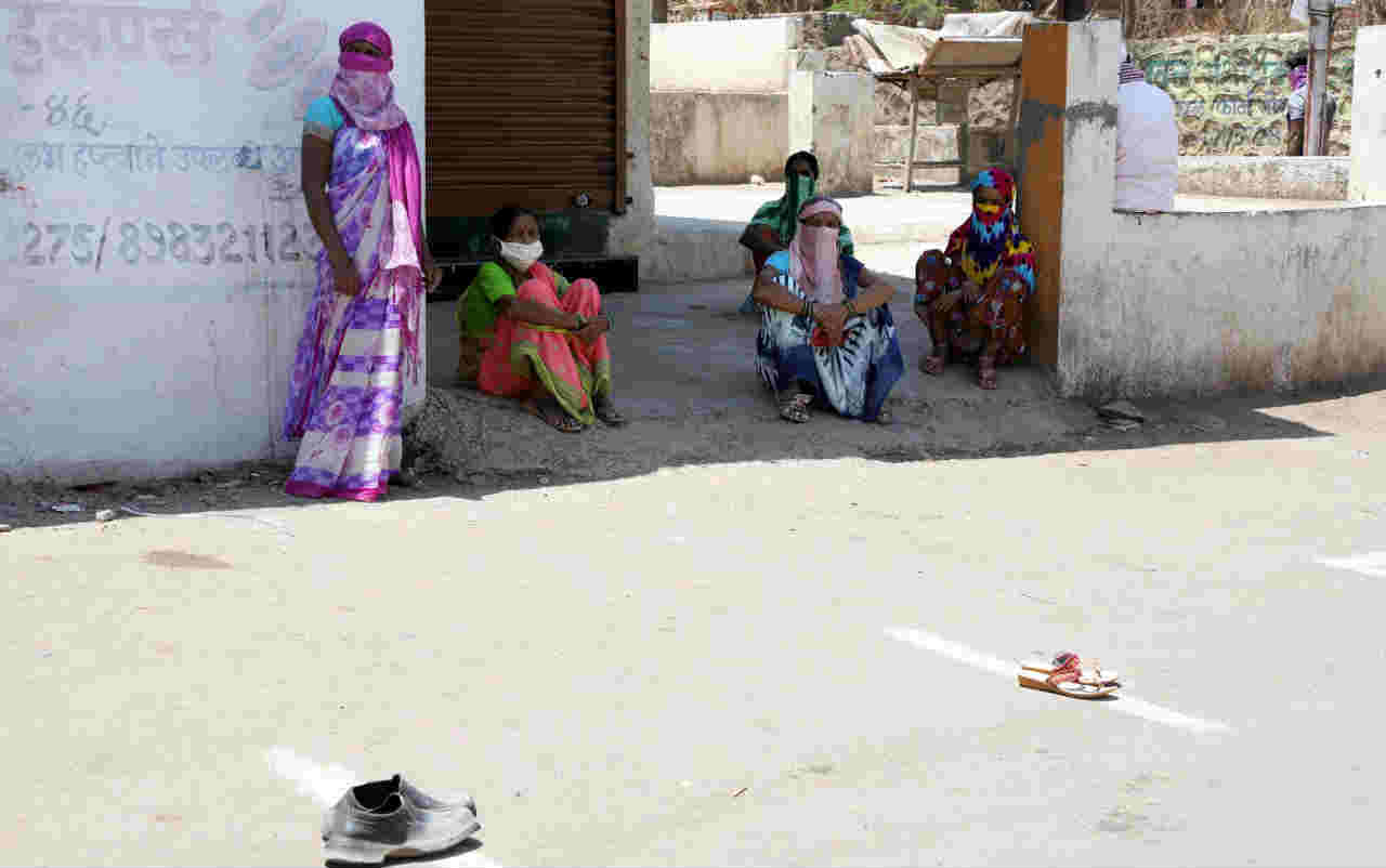 यामध्ये प्रत्येकानं आपल्या तोंडाला खबरदारी म्हणून मास्कही लावला होता.