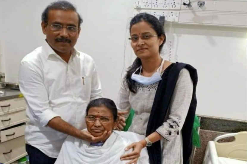 कुणालाही हेवा वाटावा अशी गोष्ट म्हणजे स्वतःची आई आजारी असताना, रुग्णालयात उपचार घेत असताना महाराष्ट्राच्या आरोग्याची काळजी वाहत आहे. एकुलता एक मुलगा असूनही राजेश टोपे यांनी आईची जबाबदारी कुटुंबीयांवर सोपवली आहे. महाराष्ट्रातून करोनाला हद्दपार करण्याच्या युद्धात हा लढवय्या जिद्दीनं लढत आहे.