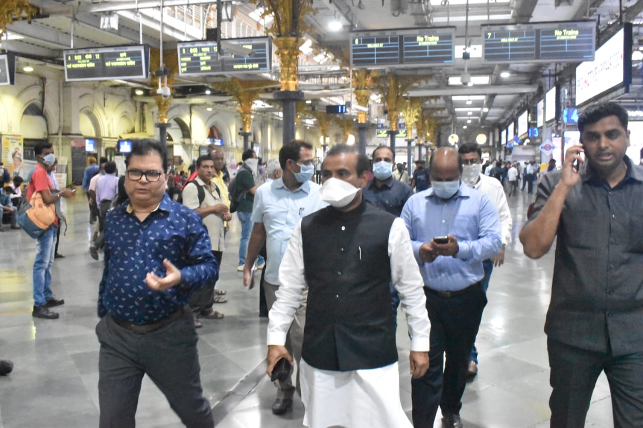 महाविकास आघाडी सरकारमध्ये आरोग्यमंत्री पदाची धुरा सांभाळल्यानंतर काही दिवसांतच करोनानं महाराष्ट्रात शिरकाव केला. त्यानंतर राजेश टोपे या नावाची सगळीकडं चर्चा सुरू झाली.