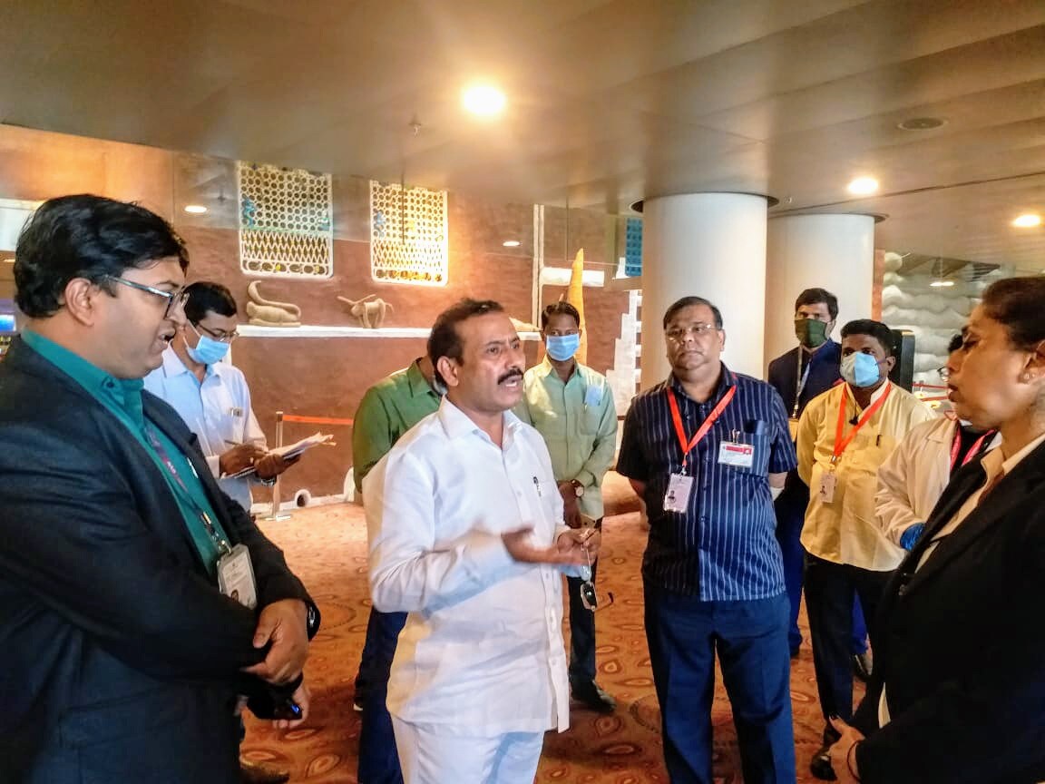 करोनानं महाराष्ट्रात चंचुप्रवेश केला, तेव्हा परिस्थिती इतकी गंभीर नव्हती. पण, हळूहळू रुग्ण वाढत गेले आणि चिंताही. पण, या सगळ्या परिस्थितीला राजेश टोपे कोणतीही चिडचिड अथवा आव न आणता सामोरं जात राहिले.