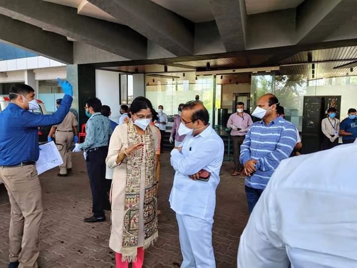 सगळ्यांना घरात बसा, असं सांगणारे आरोग्यमंत्री लॉकडाउनच्या काळात पायाला भिंगरी बांधून महाराष्ट्रभर फिरत आढावा घेत आहेत. करोनाग्रस्त रुग्णांवर उपचार करणाऱ्या रुग्णालयांची पाहणी करणं, बैठका घेणं, डॉक्टरांशी, वैद्यकीय क्षेत्रात काम करणाऱ्या तज्ज्ञांशी संवाद साधन, हे सगळं ते एखाद्या कसलेल्या नेत्याप्रमाणं करत आहेत.
