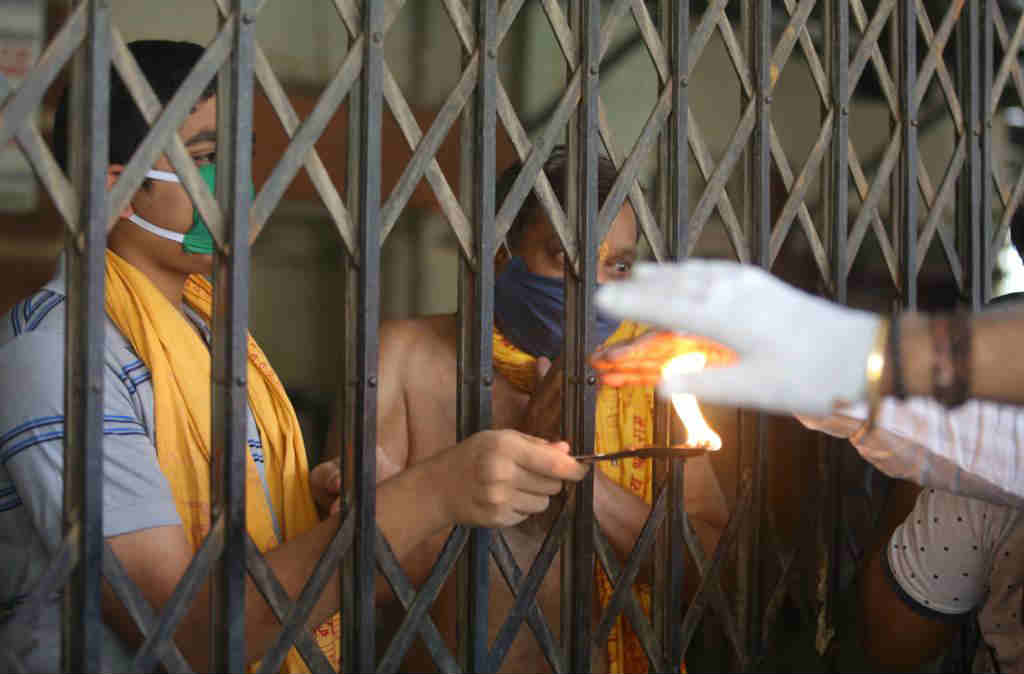 आरतीचा लाभही भाविकांना मंदिराच्या बंद दरवाजा आडूनच घेता आला.