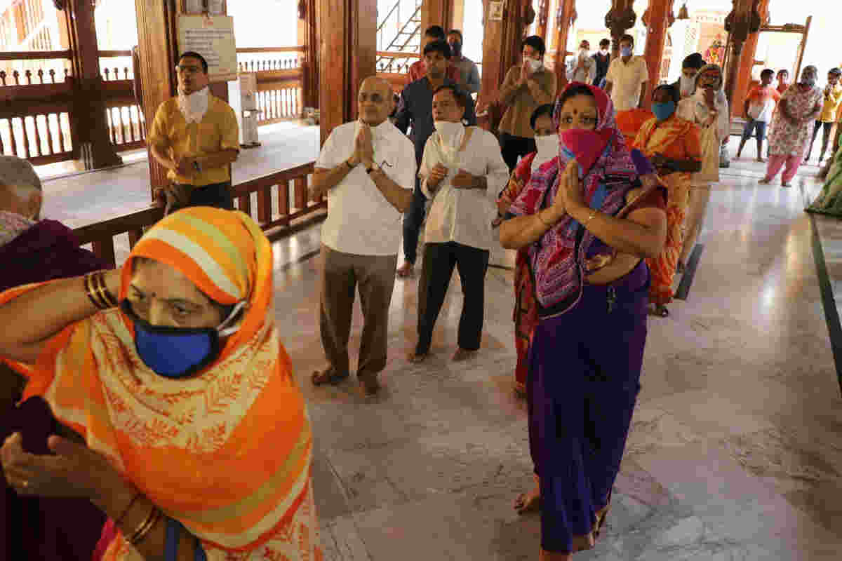 मंदिरात आरतीदरम्यान लोकांनी काही प्रमाणात सोशल डिस्टंसिंगचे पालनही केले.