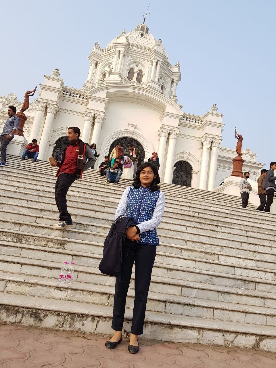 त्यानंतर BARC मध्ये वैज्ञानिक म्हणून नौकरी केली. सुरभीने त्याचवेळी स्पर्धा परीक्षेची तयारी सुरू केली. पहिल्याच वर्षी सुरभीने आठ परीक्षा उतीर्ण केल्या. (फोटो साभार : thebetterindia.com )