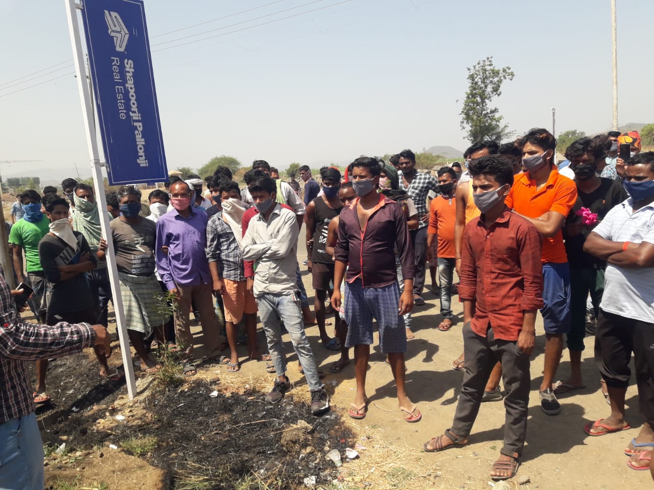 हे सर्व जण लॉकडाऊनची मुदत वाढेल या भीतीने रस्त्यावर आले होते.