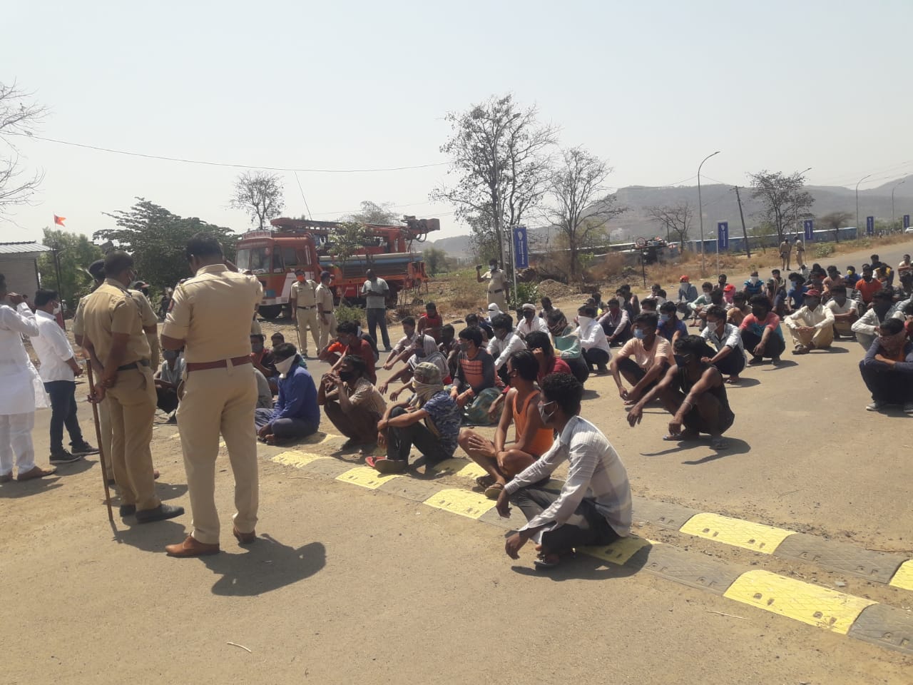 अचानक आलेल्या कामगारांमुळे पोलिसांची धावपळ झाली.