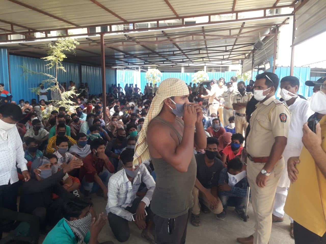 लॉकडाउनमुळे विविध ठिकाणी काम करणाऱ्या कामगारांना, मजुरांना मोठ्या अडचणीला समोरं जावं लागत आहे.