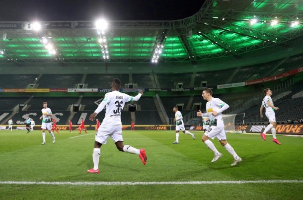 Borussia Monchengladbach विरुद्ध FC Koln यांच्यात पहिला सामना रंगणार आहे. मात्र प्रेक्षकांविना खेळवली जाणारी ही स्पर्धा खेळाडूंपासून ते रेफ्रींसाठी पूर्णपणे नवीन अनुभव देणारी ठरणार आहे.