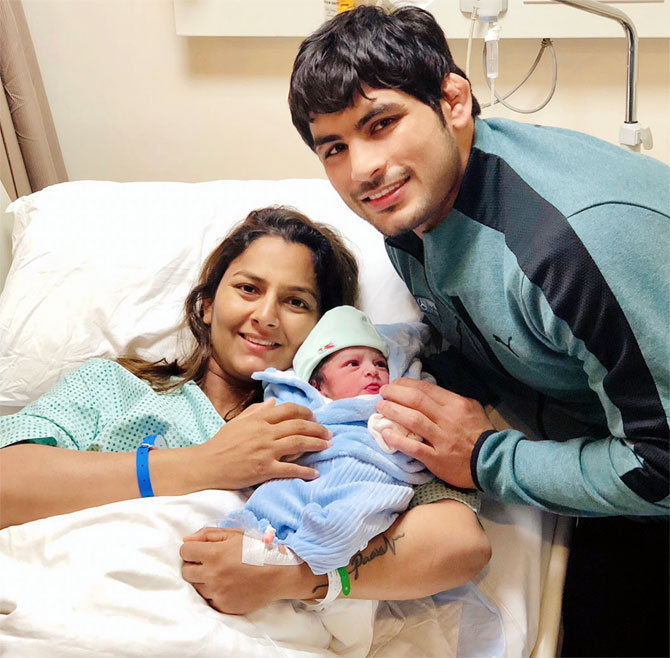 २० नोव्हेंबर २०१६ रोजी गीताने आपला सहकारी पवन कुमारसोबत लग्न केलं. डिसेंबर २०१९ मध्ये गीता आणि पवन यांनी एका मुलाला जन्म दिला.