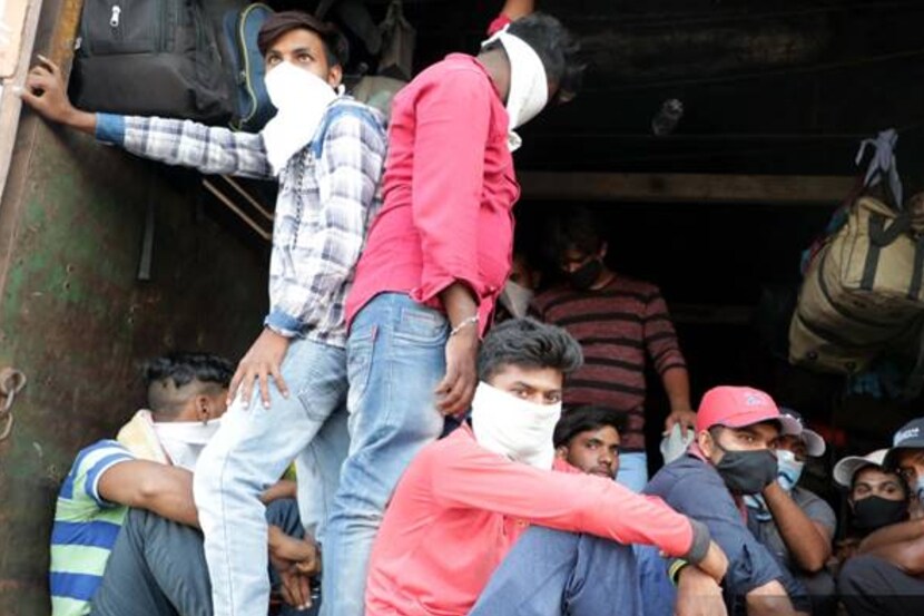 चालत प्रवास हा नक्कीच सोपा नाही, उन्हाने बेजार झालं की रस्त्याच्या कडेला डोक्यावर टोपी किंवा रुमाल बांधून उभं रहायचं.