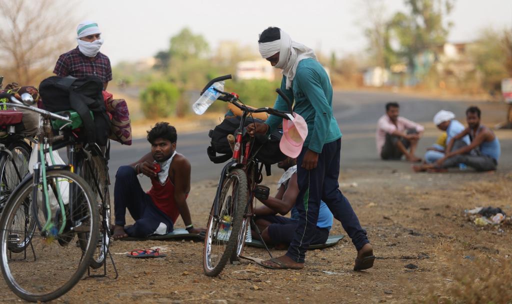 नावापुरते पोटात दोन घास गेले आणि सोबतीला पाण्याची एक बाटली घेतली की हे कामगार लगेच पुढच्या प्रवासाला लागतात.
