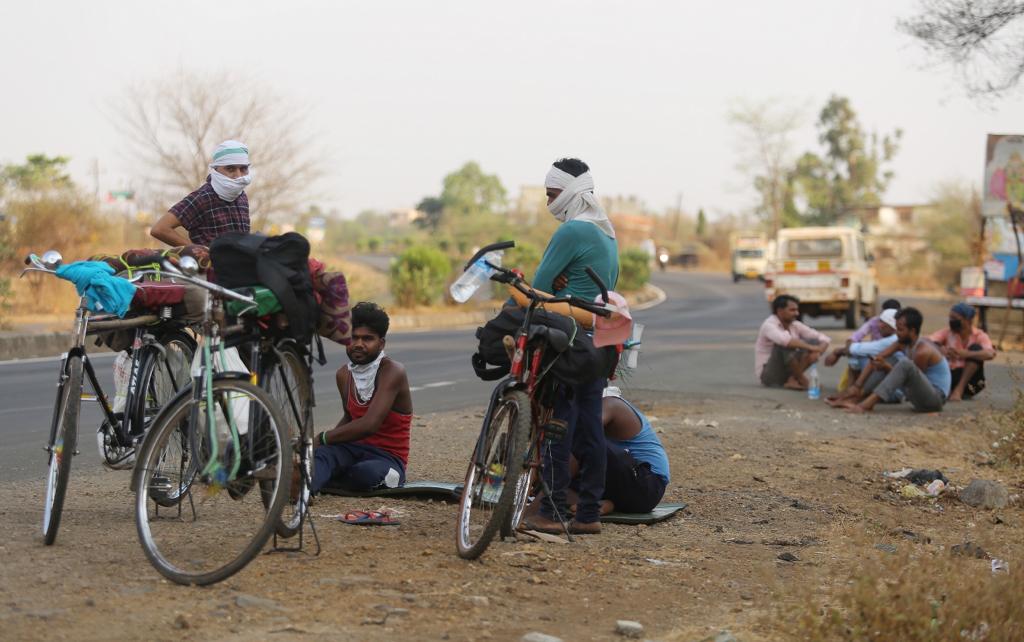 सायकल चालवून जीव थकला की मध्ये थांबायचं, सोबत असलेलं पाणी प्यायचं थोडा आराम करायचा हे सर्व कामगारांनी आता ठरवलं आहे.