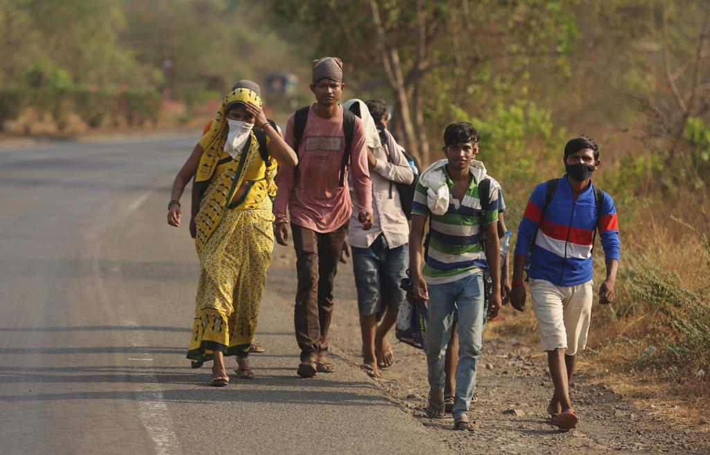 मुंबई-आग्रा महामार्गावरुन आपल्या गावाकडे निघालेले कामगार, आता काही झालं तरी लवकरात लवकर आपलं गाव गाठायचं ही भावना प्रत्येकाच्या मनात असते.