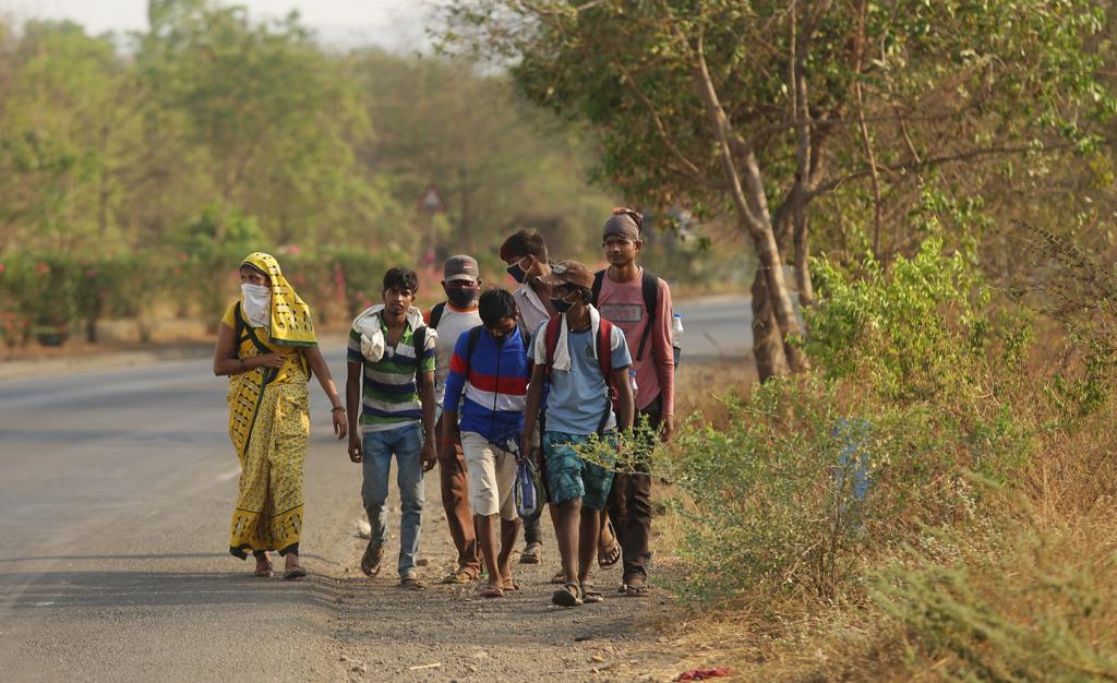 राज्यभरासह देशातील अनेक महत्वाच्या शहरांत अडकलेल्या परप्रांतीय मजुरांना त्यांच्या गावी पाठवण्यासाठी विशेष रेल्वे गाड्या रवाना झाल्या आहेत.