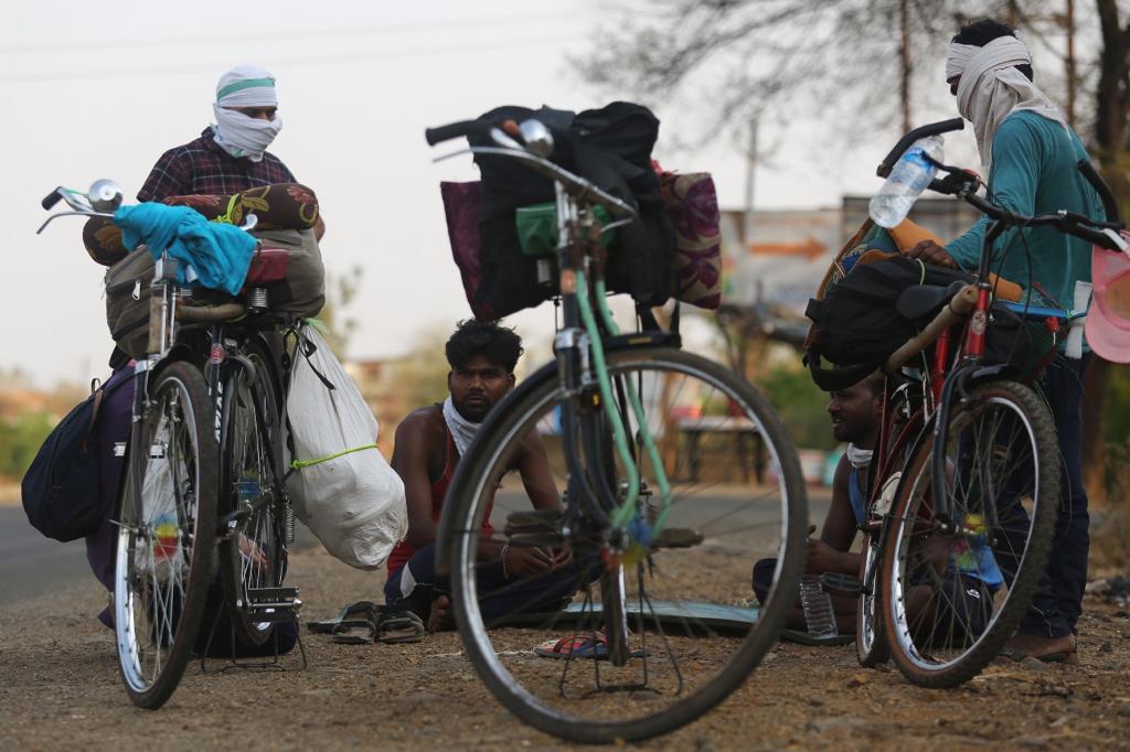 पण ज्यांना रेल्वेचा प्रवास शक्य नाही, त्यांनी पायी चालत जात किंवा सायकलवरुन आपलं गाव गाठायचं ठरवलं आहे.