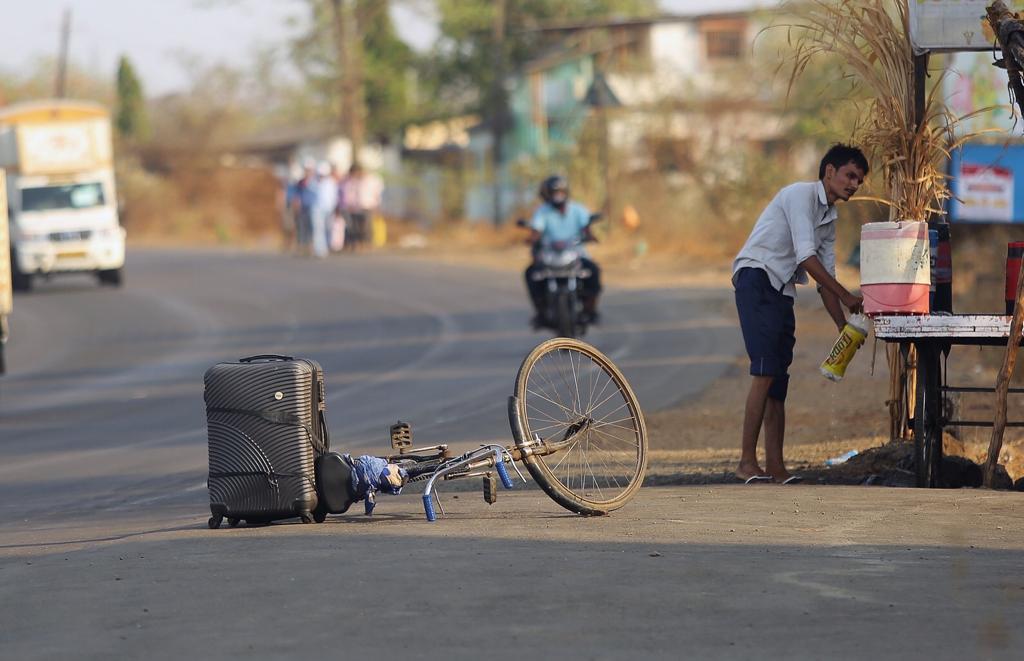 एवढ्या मोठ्या प्रवासात सायकल आणि पाण्याची बाटली हेच या कामगारांचे सच्चे साथीदार आहेत.