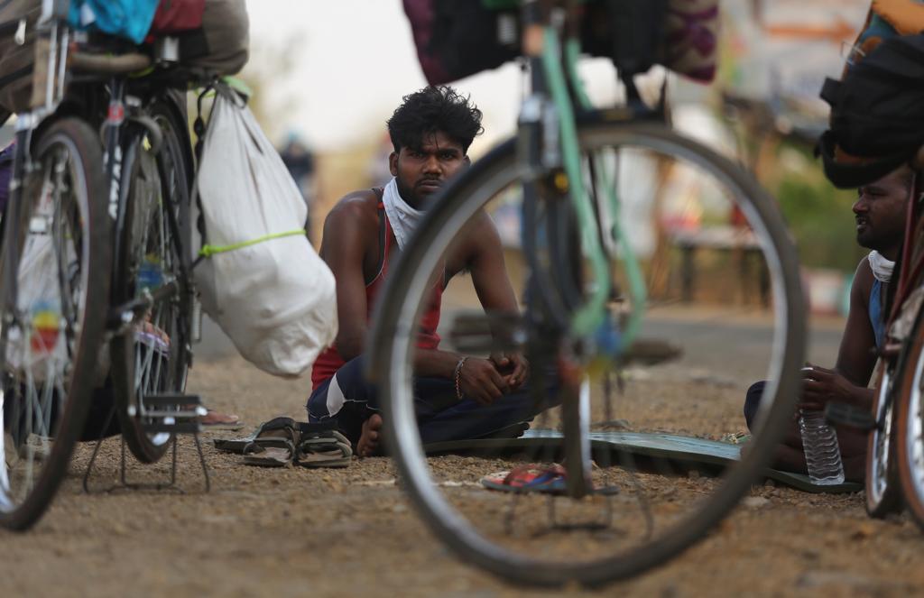 काही कामगारांनी तर थेट सायकलवरुन आपलं गाव गाठायचं ठरवलं आहे.