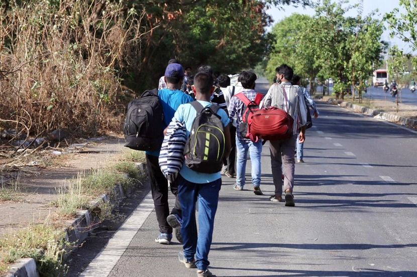 करोना विषाणूचा प्रादूर्भाव आणि लॉकडाउन या दुहेरी पेचात अडकलेल्या देशभरातील मजूर वर्गाला अखेरीस एक चांगली बातमी मिळाली आहे. केंद्र सरकारने मजुरांना त्यांच्या गावी जाण्यासाठी परवानगी दिली आहे. ( सर्व फोटो - प्रशांत नाडकर)