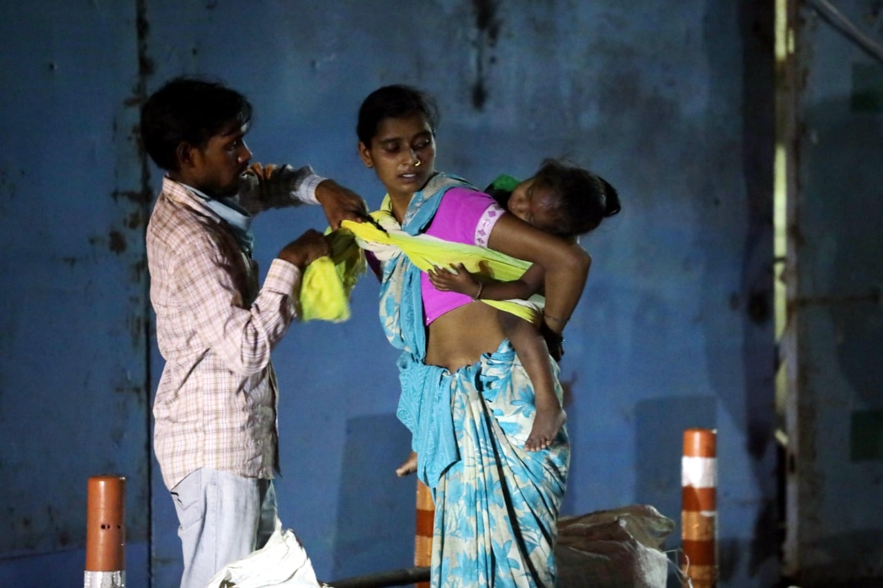 आपला सगळा संसार घेऊन परक्या शहरात काम-धंद्यासाठी आलेल्या या मजुरांच्या डोक्यात आता फक्त घरं गाठायचं एवढाच विचार आहे.
