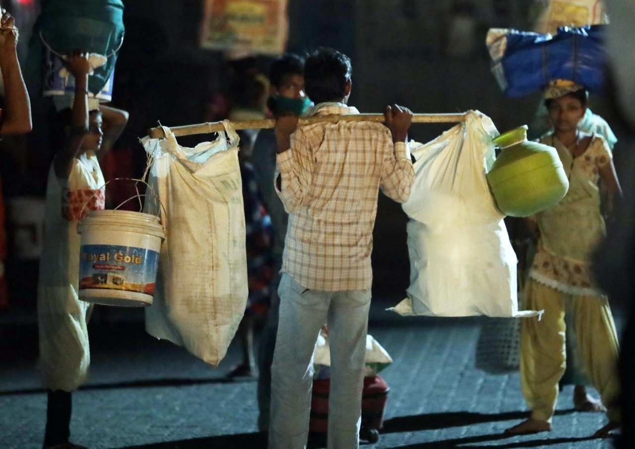 काम आणि घर यांचा समतोल प्रत्येकाला साधावा लागतो. आता हाच समतोल साधत हे कामगार आपलं सामानसुमान घेत घरी निघाले आहेत.