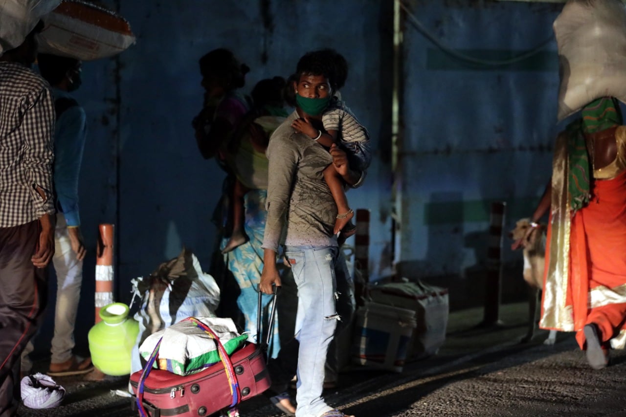 लहानग्यांना कडेवर घेत ही मंडळी गाडी कधी येईल व आपल्याला स्टेशनमध्ये जायला कधी मिळेल याची वाट पाहत आहेत.