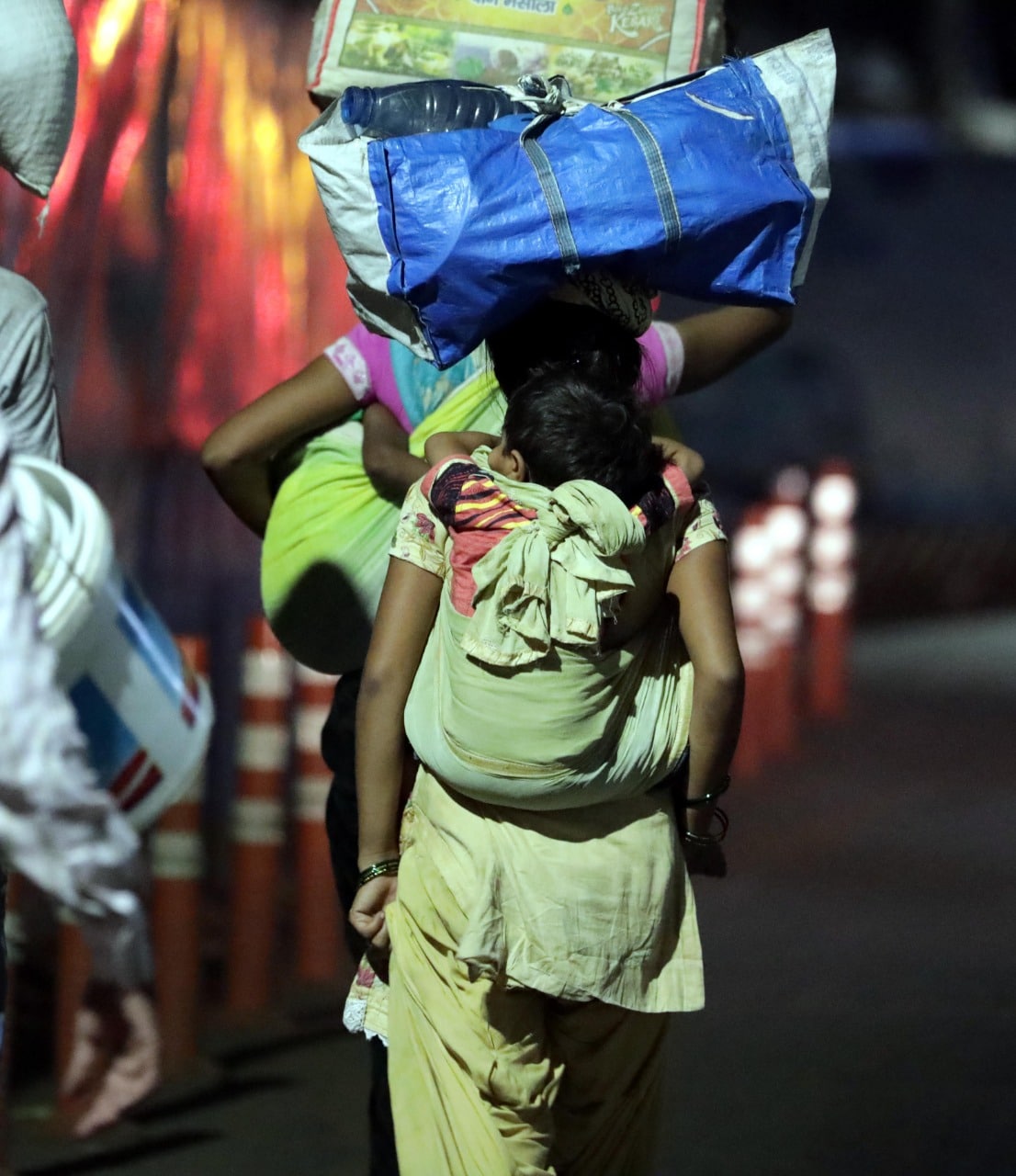 लहान लेकराला पाठीला बांधून घराकडे निघालेली ही महिला सध्याच्या जगातली हिकरणीच