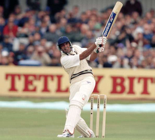 २) मोहम्मद अझरुद्दीन - १९८४ साली ईडन गार्डन्स मैदानावर अझरुद्दीनने कसोटी क्रिकेटमध्ये पदार्पण केलं. इंग्लंडविरुद्ध पहिला सामना खेळताना अझरुद्दीनने ११० धावांची खेळी केली होती. २००० साली अझरने दक्षिण आफ्रिकेविरुद्ध आपला अखेरचा कसोटी सामना खेळला. कारकिर्दीतल्या या अखेरच्या कसोटी सामन्यातही अझरुद्दीनने १०२ धावा केल्या होत्या.