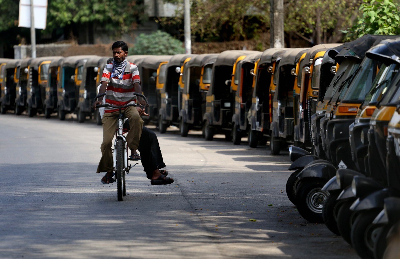 मुंबईत प्रवास करायचा म्हटलं की रिक्षा या आल्याच....मात्र लॉकडाउन काळात सार्वजनिक वाहतुकीला बंदी असल्यामुळे या रिक्षाही रस्त्यावर आराम करत आहेत.