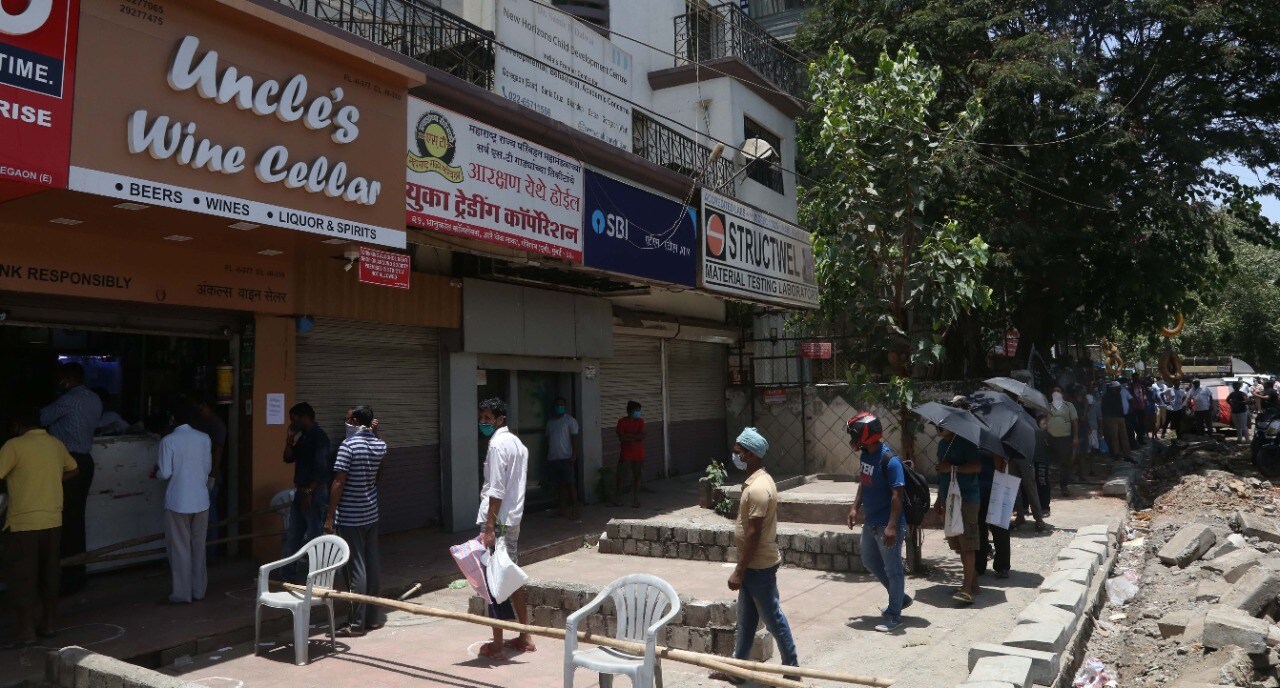 काही जणं तर चक्क डोक्यावर हेल्मेट घालून लाईनमध्ये उभी राहिलेली दिसली, आता हेल्मेट घालण्यामागचं कारण उन आहे की इतर काही ते मात्र माहिती नाही.. (छायाचित्र - अमित चक्रवर्ती)