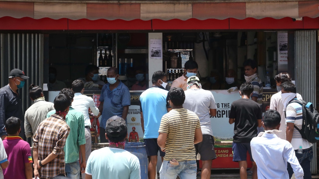 पण थोड्या वेळासाठी पोलीस बाजुला गेले की मद्यप्रेमींची काऊंटवर अशी गर्दी पहायला मिळते. (छायाचित्र - अमित चक्रवर्ती)
