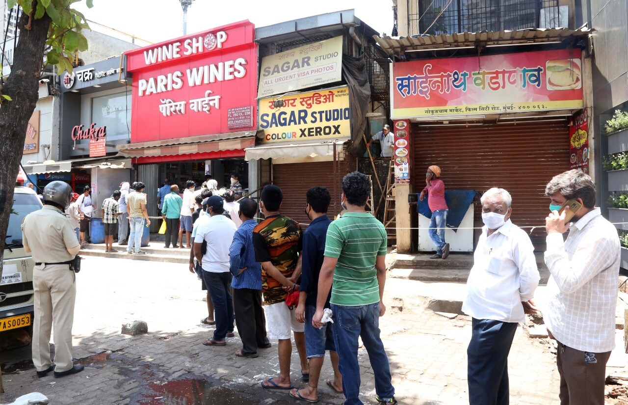 दोन महिन्यांपेक्षा जास्त काळ दारुची दुकानं बंद असल्यामुळे लोकांनी जास्तीत जास्त स्टॉक करण्याकडे भर दिलेला आहे. (छायाचित्र - अमित चक्रवर्ती)