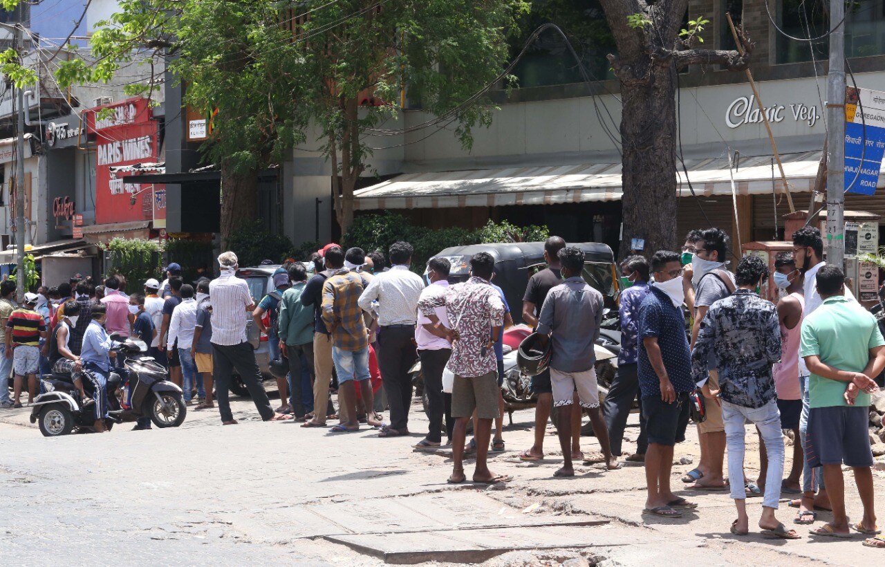 मुंबई आणि महत्वाच्या शहरांमध्ये सरकारने काही अटींसह दारुची दुकानं सुरु ठेवण्यास परवानगी दिली आहे. सलग दुसऱ्या दिवशी मुंबईत दारुच्या दुकानांबाहेर लोकांची गर्दी पहायला मिळाली. (छायाचित्र - अमित चक्रवर्ती)