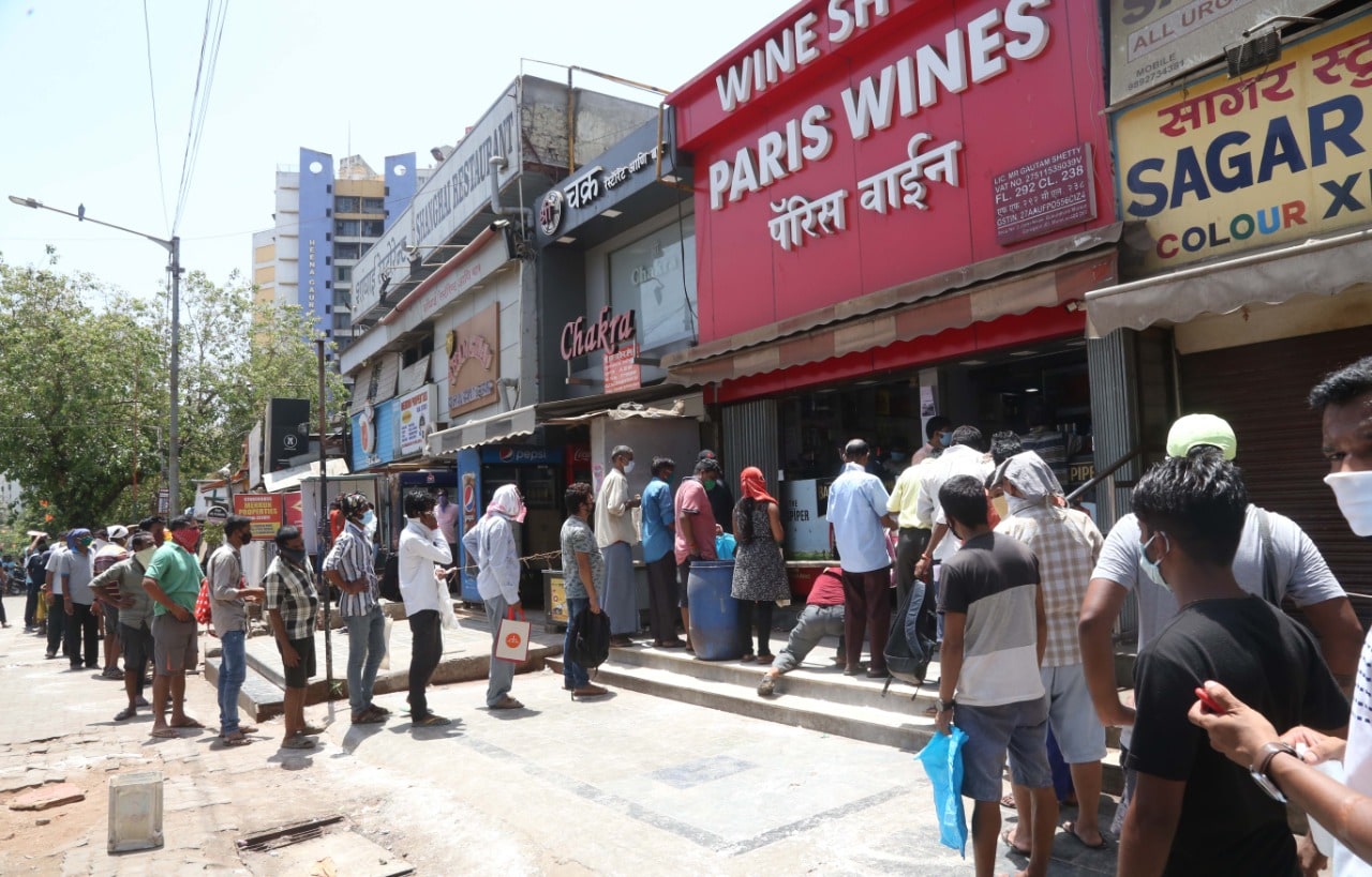 मुंबईतील गोरेगाव भागात दारुच्या दुकानाबाहेर असलेली ही गर्दी तुम्हाला बरंच काही सांगून जाईल. (छायाचित्र - अमित चक्रवर्ती)