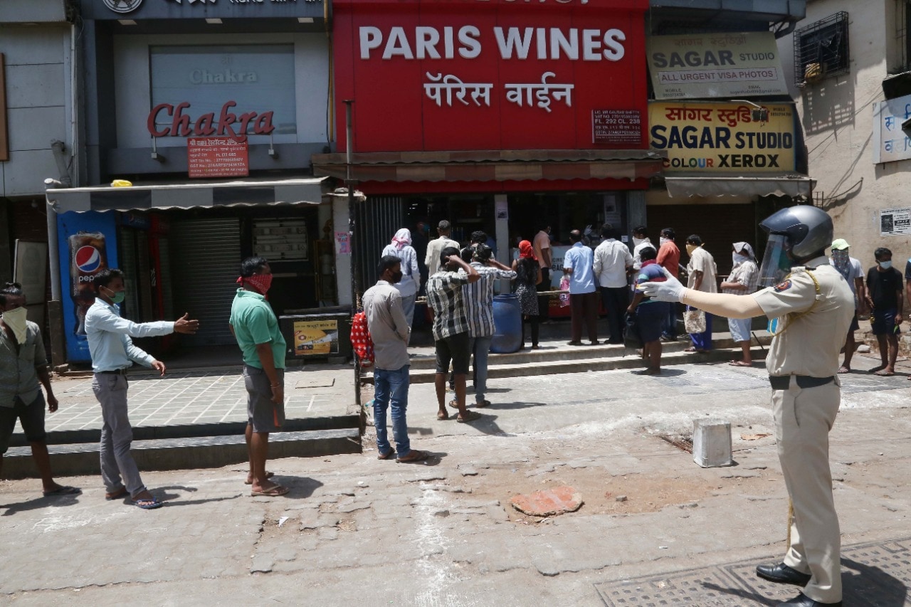 कोणताही अनुचित प्रकार घडू नये यासाठी पोलीस दारुच्या दुकानाबाहेर होणाऱ्या गर्दीवर विशेष लक्ष ठेवून आहेत. (छायाचित्र - अमित चक्रवर्ती)