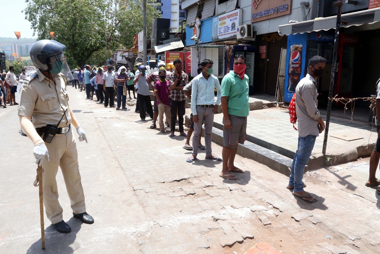 सोशल डिस्टन्सिंग पाळत, रांग न मोडता सर्व कारभार शिस्तीत सुरु राहिल याची पोलीस काळजी घेत आहेत. (छायाचित्र - अमित चक्रवर्ती)