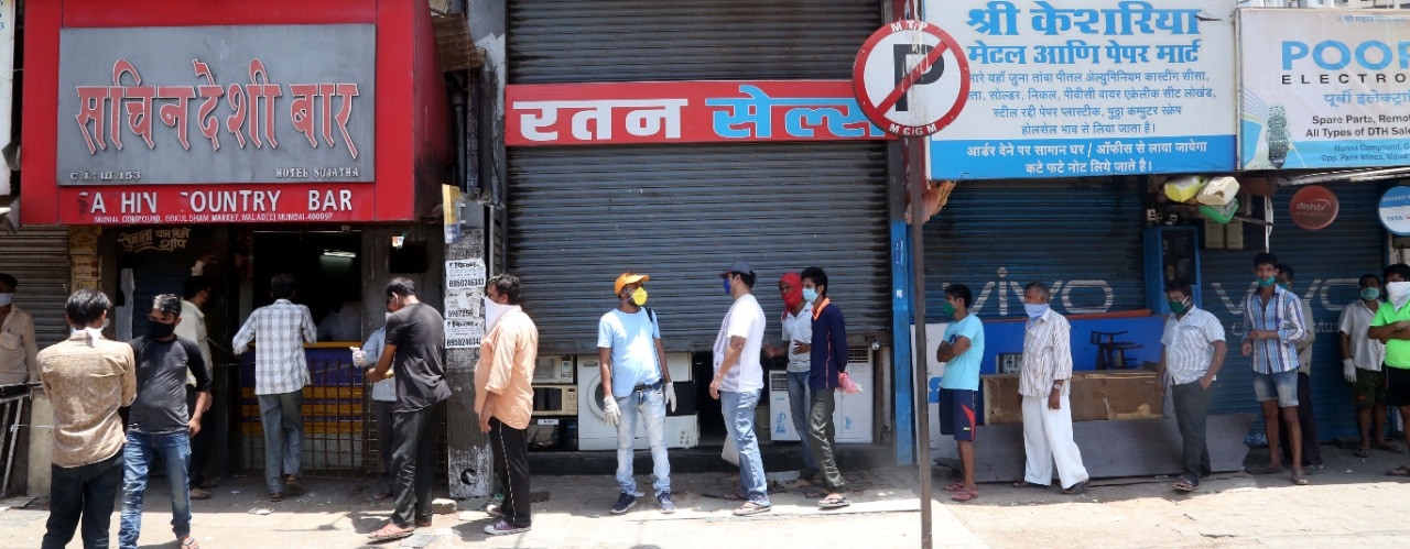 ही रांग इतकी मोठी असते की वेळ घालवण्यासाठी गप्पा-टप्पा, हालहवाल विचारणं आलंच नाही का?? (छायाचित्र - अमित चक्रवर्ती)