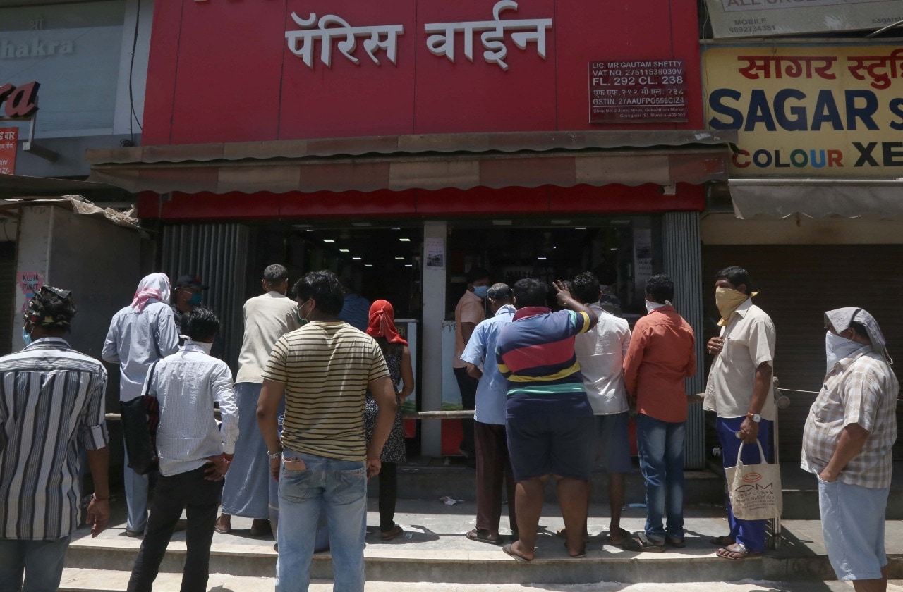 प्रत्येकाच्या मनात आपला नंबर कधी येईल याचीच चिंता असते. नंबर जवळ आला आणि आपल्याला हवा तो ब्रांड संपू नये म्हणून काही जणं पाठीमागून अशा पद्धतीने फिल्डींग लावतात. (छायाचित्र - अमित चक्रवर्ती)