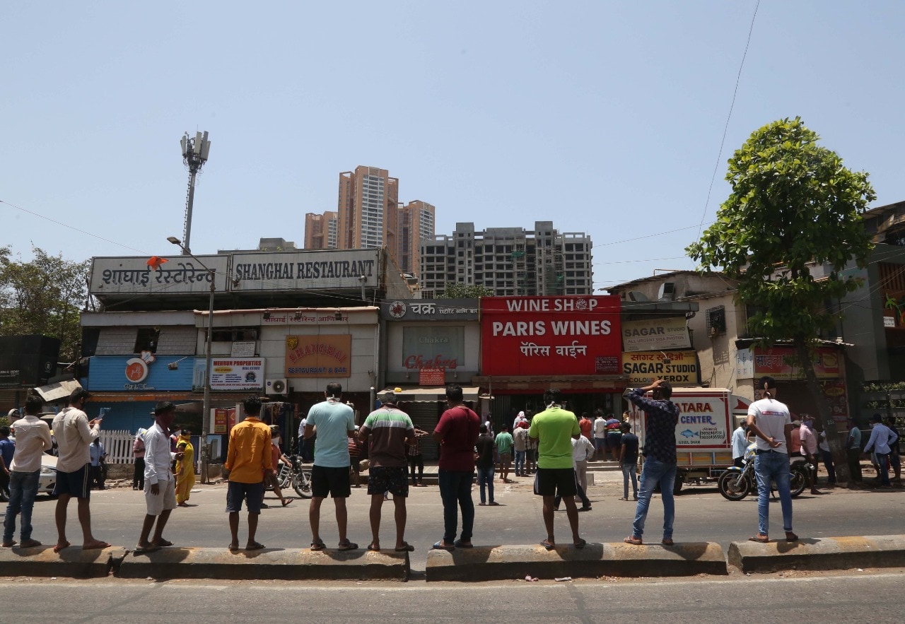 काही जणं रांगेत तर काही जणं आपल्या मित्रांची वाट पाहत रस्त्याच्या दुभाजकावर उभी असतात. (छायाचित्र - अमित चक्रवर्ती)