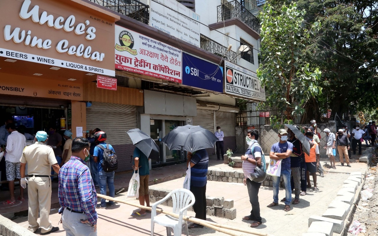 दारु हवी मग उन आणि इतर गोष्टींचा लोकांना फारस फरक पडत नाही... (छायाचित्र - अमित चक्रवर्ती)