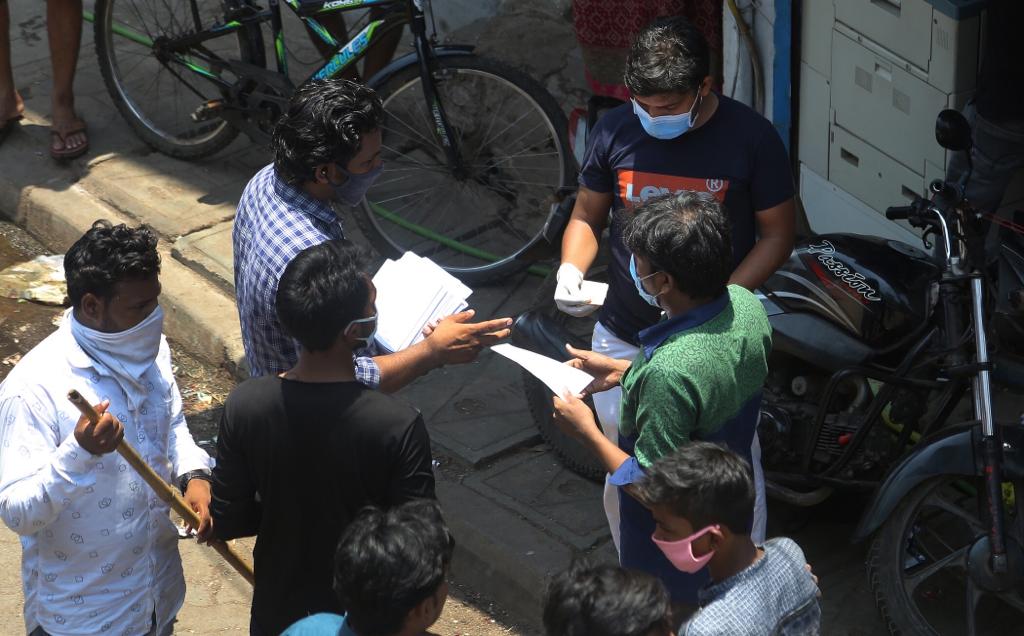 करोनाचा प्रसार रोखण्यासाठी सरकारने सोशल डिस्टन्सिंग पाळायला सांगितलं आहे....पण घरी जायची ओढ इतकी मोठी आहे की या नियमांचा कामगारांना विसर पडतो