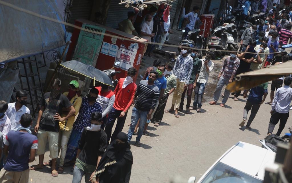 लॉकडाउनमुळे आपल्या घरापासून दूर मुंबईत अडकलेल्या मजुरांना अखेरीस केंद्र सरकारने दिलासा दिला आहे. आपल्या गावी जाण्यासाठी रेल्वे विभाग या कामगारांसाठी खास रेल्वे गाड्या सोडत आहे. ( सर्व छायाचित्र - प्रशांत नाडकर)