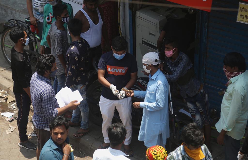 आता काहीही झालं तरी शहर सोडायचं आणि आपलं गाव गाठायचं या एका भावनेतून हे कामगार तग धरुन आहेत.